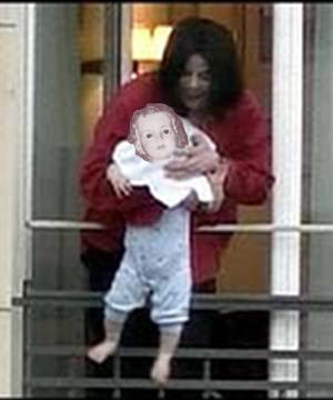 Fotomontaje: Michael Jackson sacando al niño Jesús por un balcón