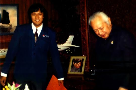 Presiden Soeharto dan Ketua KPPRI Ikang Fawzi dari FISIP UI