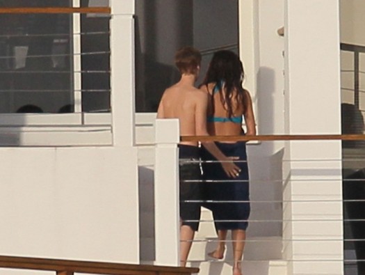 pics of justin bieber kissing selena gomez. Justin Bieber And Selena Gomez