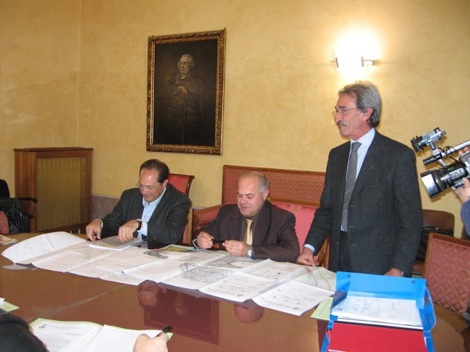 Conferenza Stampa nella sala di Giunta della Provincia di Teramo convocata dal Sindaco Gaetano Vallescura