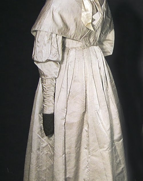 N e e d l e p r i n t Quaker Wedding Dress