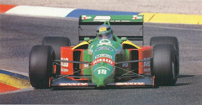 Schumacher destruindo sua Benetton nos treinos para o GP do Japão de 1