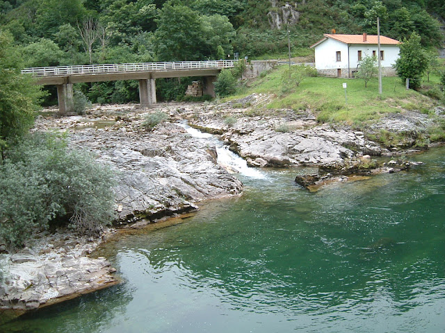 Y para la primera y/o ltima semana de agosto, una por Asturias. Otra+vista+de+la+desembocadura+del+rio+dobra+en+los+estayos-rio+sella