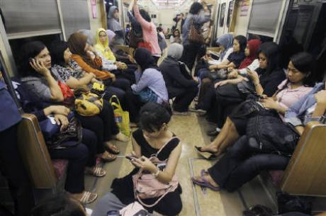 Women+only+train+tokyo