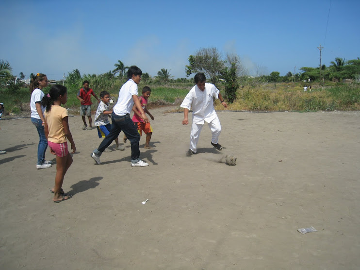 Partido de fútbol en La Isla