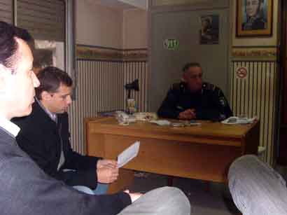 [policia-reunion.jpg]