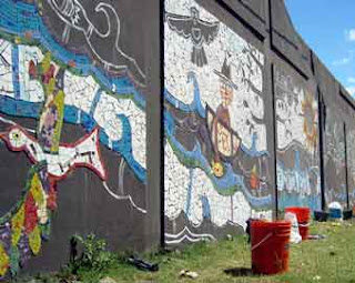 Plaza de la Familia: Sigue el mural 3 mural 1