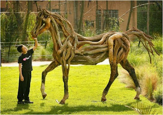 criança brinca com cavalo criança brinca com cavalo