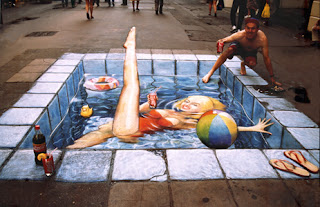 Desenho mulher na piscina - Desenhos tridimensionais na calçada - Giz - Julian Beever