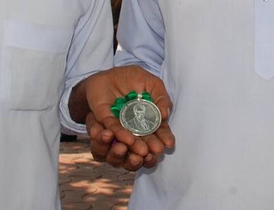 Amitabh House Photo on Fans Show Off An Amitabh Medal Outside The Actor S Other House Jalsa