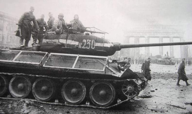 BERLIN. 1945 T-34+70