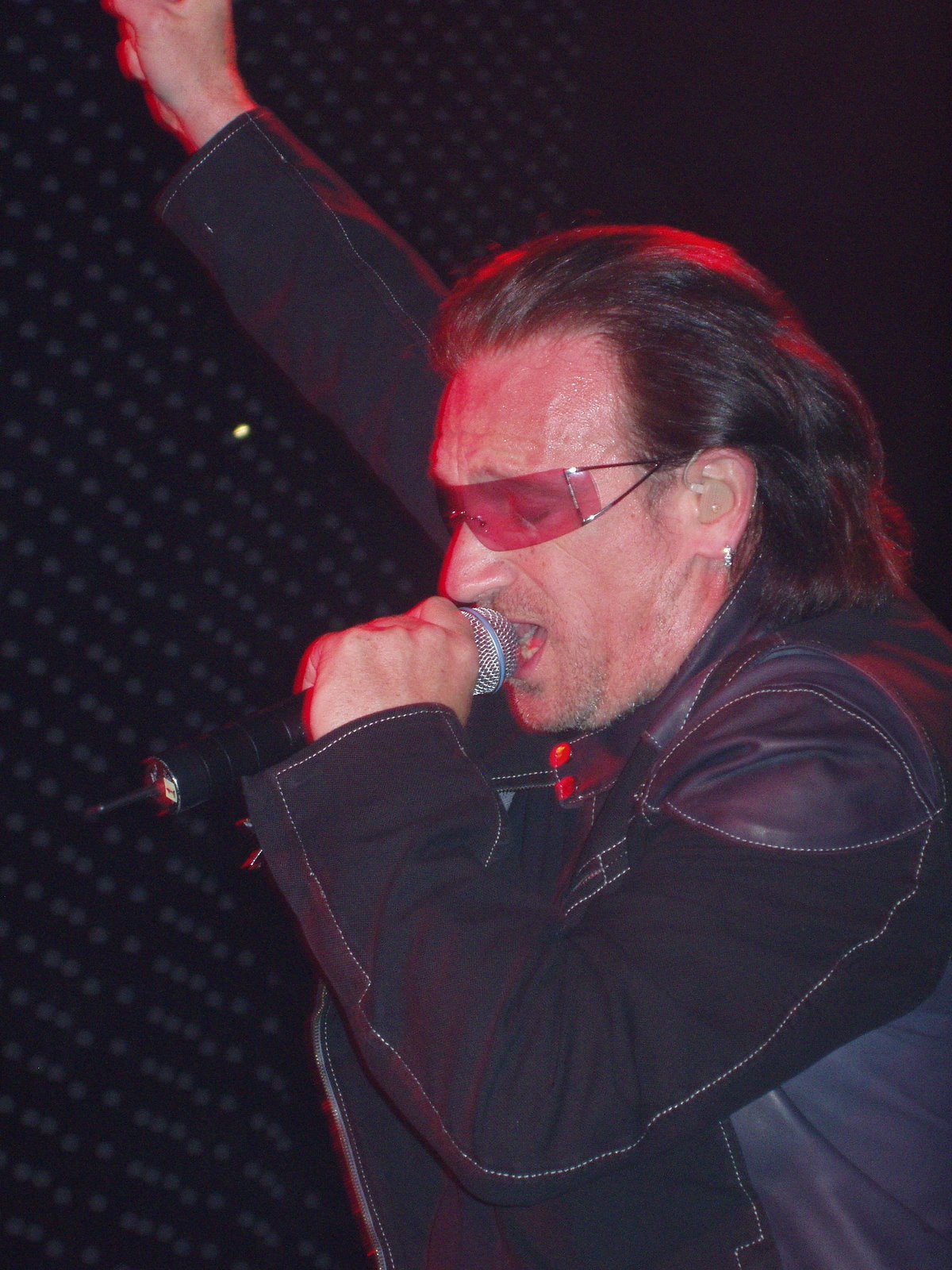 [u2+2005+072.jpg]