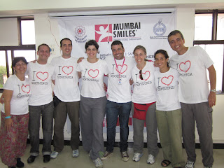 Sonrisas de Mumbai Con Sanllorente en la sede de Sonrisas de Mumbai en Marol, Mumbai