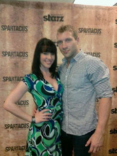 Foto de Erin Lynn Cummings e Jai Courtney.