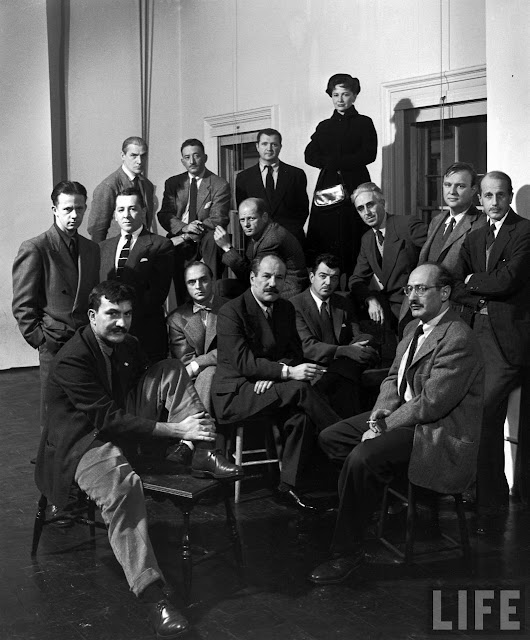 Retrato de grupo de expresionistas abstractos estadounidenses, "Los Irascibles". De izquierda a derecha, atrás: Willem de Kooning, Adolph Gottlieb, Ad Reinhardt, Hedda Sterne, (siguiente fila) Richard Pousette-Dart, William Baziotes, Jimmy Ernst, Jackson Pollock (con chaqueta de rayas), James Brooks, Clyfford Still (apoyado en la rodilla), Robert Motherwell, Bradley Walker Tomlin, (en primer plano), Theodoros Stamos (en banco), Barnett Newman, Mark Rothko (con gafas), Nueva York, Nueva York, hacia 1950.