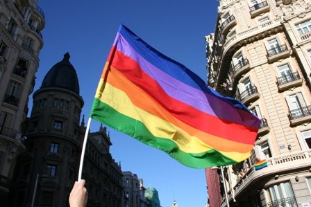 [bandera_gay_dia_del_orgullo_gay_madrid.jpg]