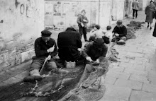 Pescatori sistemano le reti.