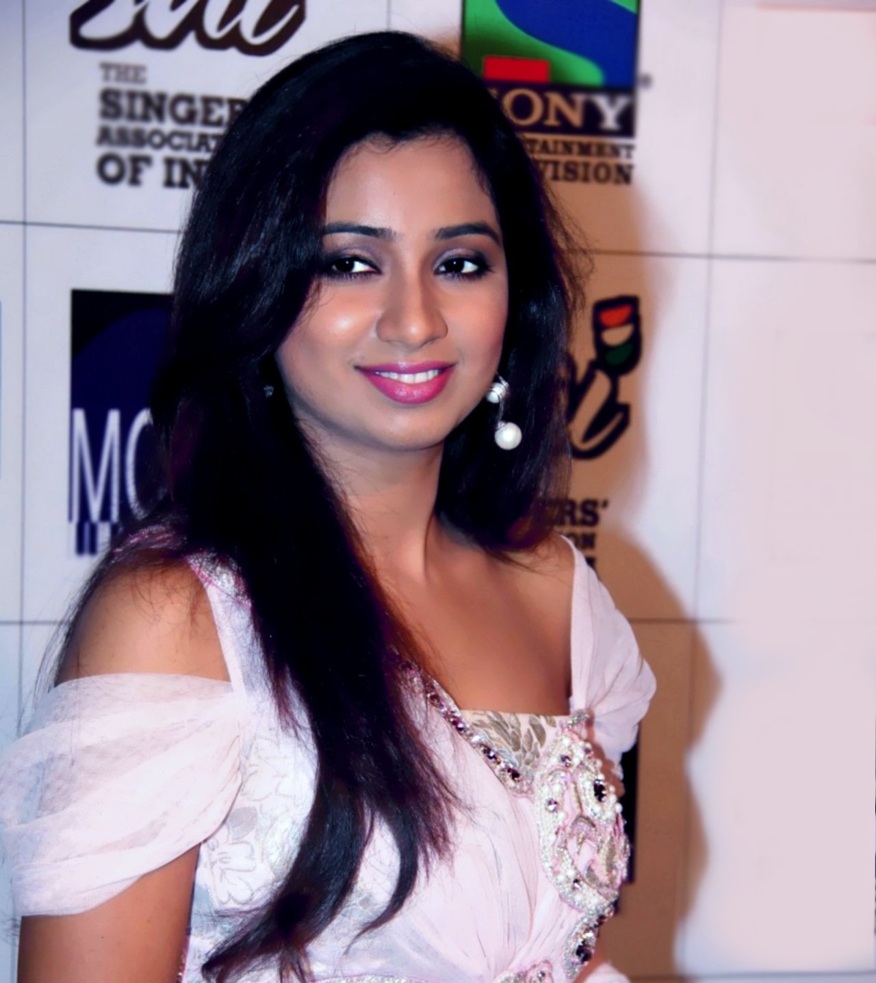 Shreya Ghoshal looks hot mirchi at the Mirchi Music Awards.