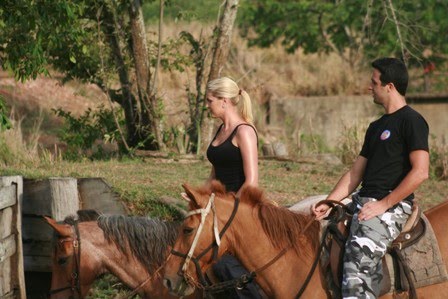 Cavalgada no Pantanal atrai turistas que pagam R$ 10 mil pela experiência