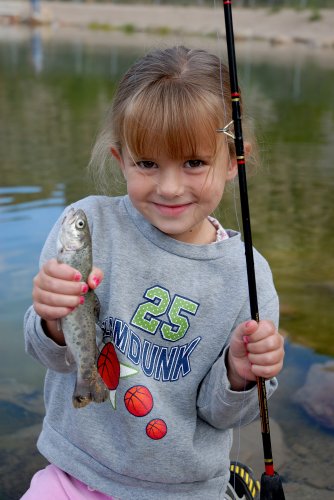 [brent%20-%209-22-2007%20-%20girl%20with%20trout%20at%20Gigliotti%20Pond%20in%20Helper.jpg]