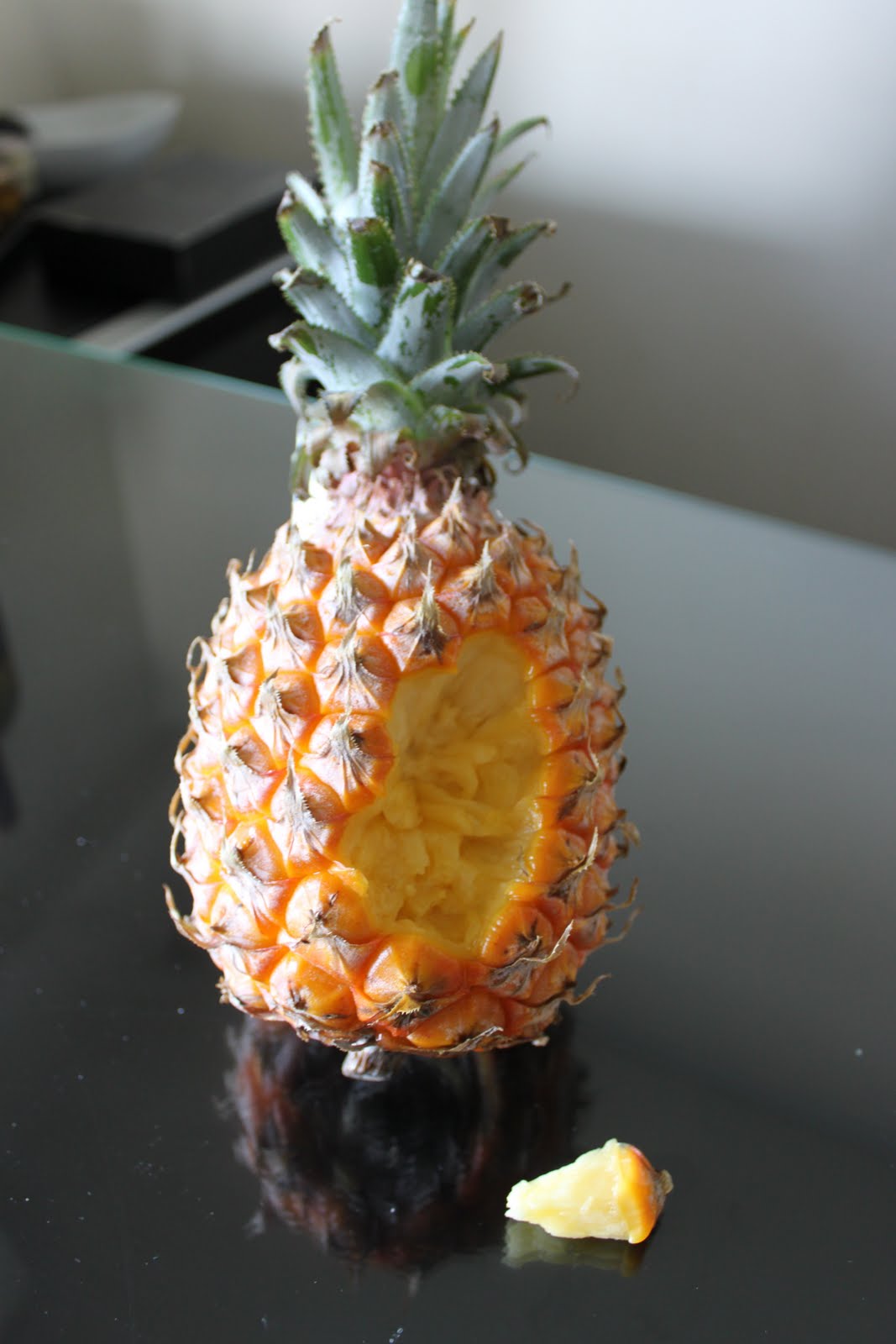 A Rinkya Blog Only in Japan! Eat a Pineapple no knife needed!