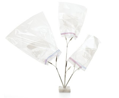 Au lieu de jeter les sacs en plastiques type "zip-loc", nettoyez-les. Pour les sécher, utilisez un séchoir  S%C3%A9choir+%C3%A0+sacs4