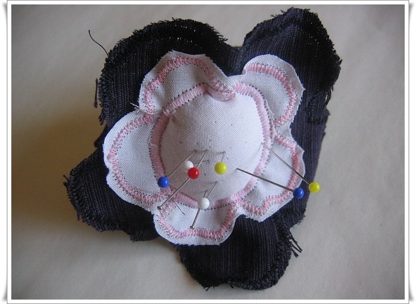 [pincushion01.JPG]