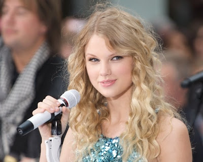 Taylor Swift with long curly hairstyle
