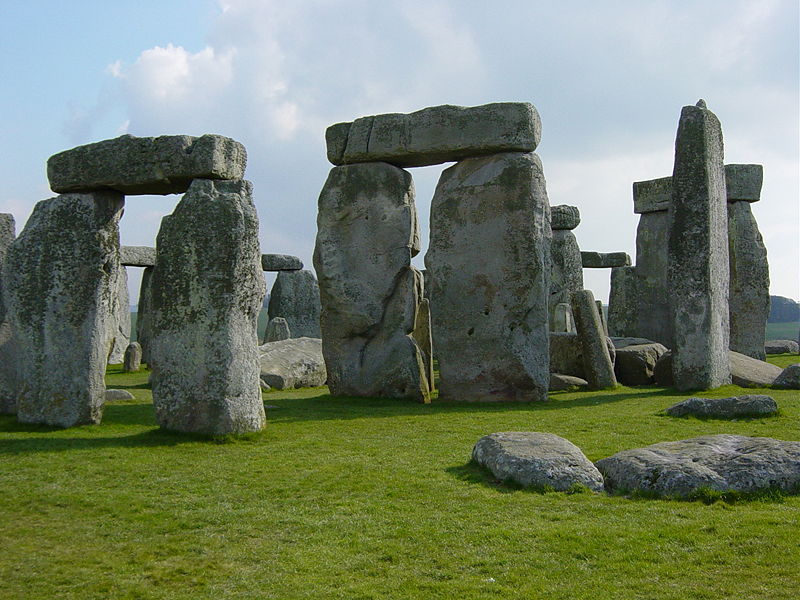 [800px-Stonehenge_Closeup.jpg]