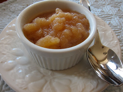 This sugar-free applesauce recipe is easy and delicious to make. It can be made chunky or saucy, and it can be made spicy or mild. #easyrecipes #apples #crockpot