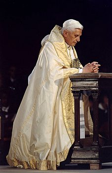 [pope+praying.jpg]