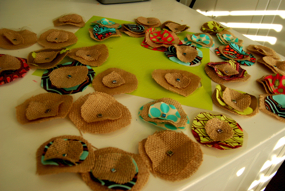[making+the+wreath.gif]