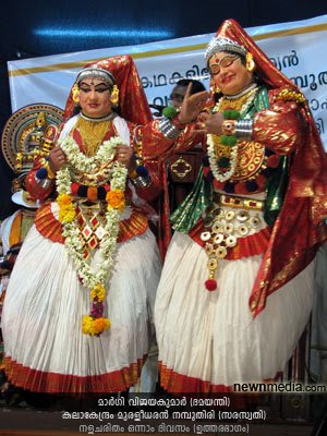 Nalacharitham Onnam Divasam Kathakali: Margi Vijayakumar as Damayanthi, Kalakendram Muraleedharan Nampoothiri as Saraswathi. Nalacharitham Onnam Divasam Kathakali: Margi Vijayakumar as Damayanthi, Kalakendram Muraleedharan Nampoothiri as Saraswathi.