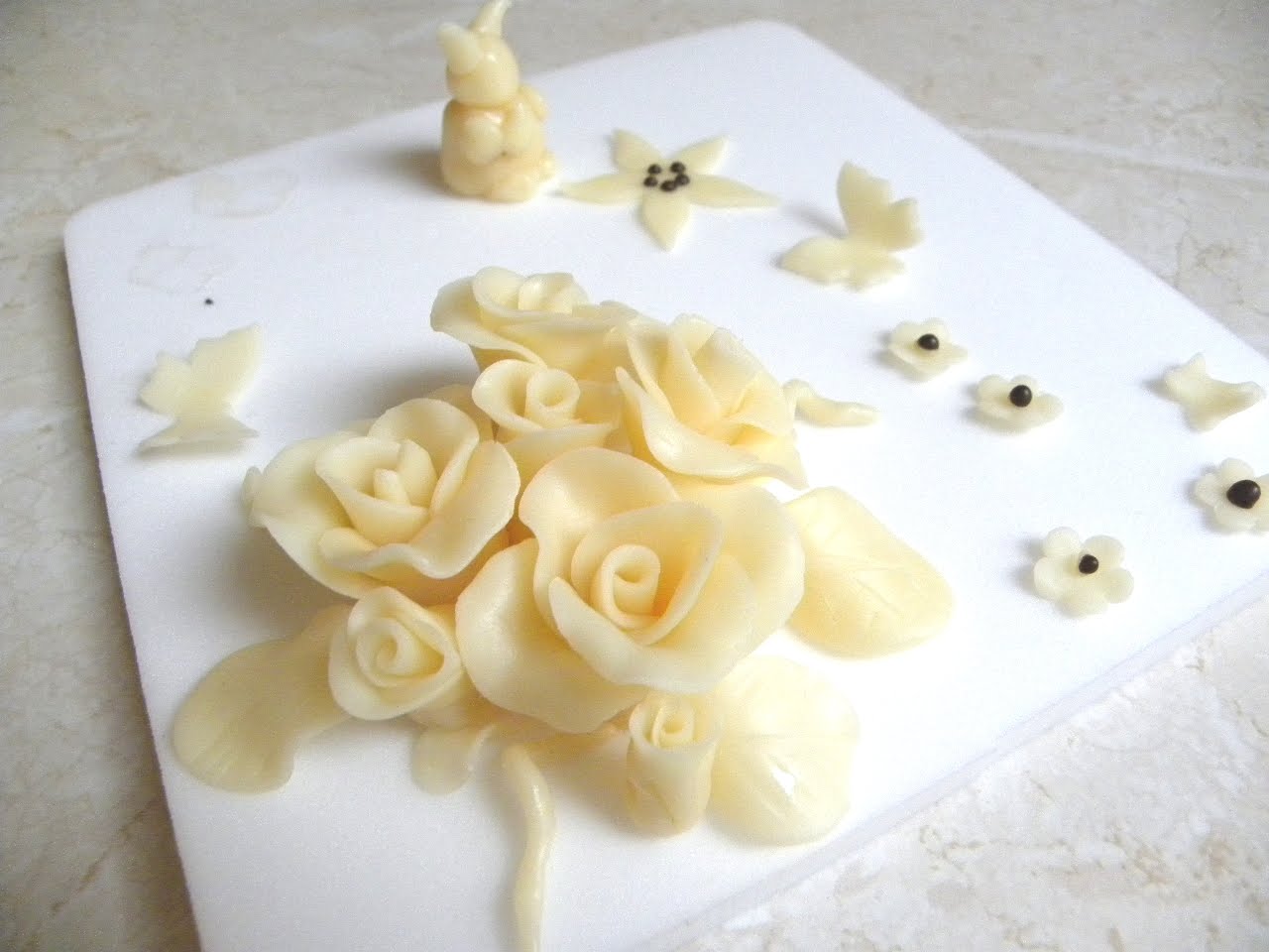 Brigitta's Cakes White chocolate decoration