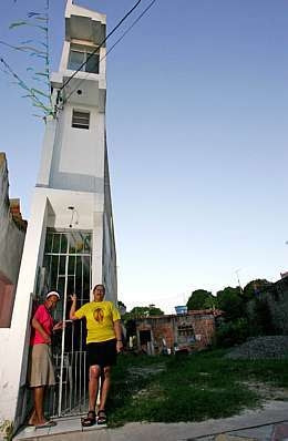 Narrow House in Madre de Deus, Brazil (3) 2