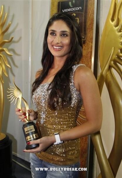 IIFA 2010 Winners Pose with their Trophies - Bollywood Celebrities - Famous Celebrity Picture 