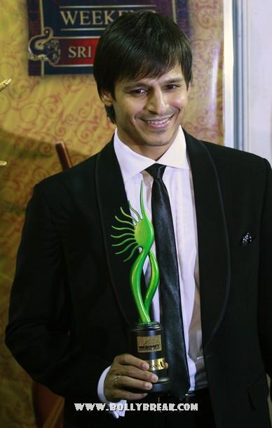 IIFA 2010 Winners Pose with their Trophies - Bollywood Celebrities - Famous Celebrity Picture 