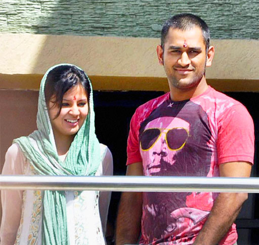 Dhoni and cute girl Sakshi at Kolkota Airport, Welcome to Kolkota, Sakshi Dhoni Latest Unseen Pics at an Event