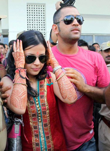 Dhoni and cute girl Sakshi at Kolkota Airport, Welcome to Kolkota, Sakshi Dhoni Latest Unseen Pics at an Event