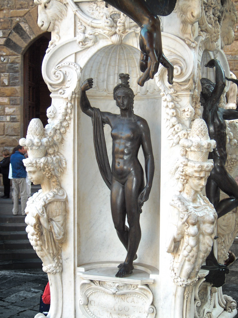 http://3.bp.blogspot.com/_Nuta_CQvImI/TDOnlfog2sI/AAAAAAAACYQ/W6Ej1MZssTY/s1600/Bronze-statue-by-Benvenuto-Cellini-Firenze-Loggia-Perseus06.JPG