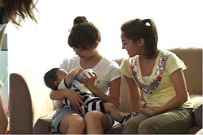 >SNSD(Girls' Generation)< Sunny+and+Hyoyeon+with+baby