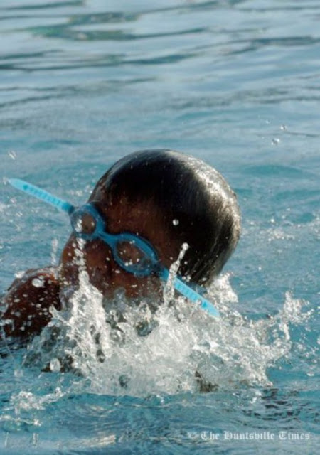 طفل يسبح بلا أرجل ويد واحدة-ابداعات البشر-منتهى