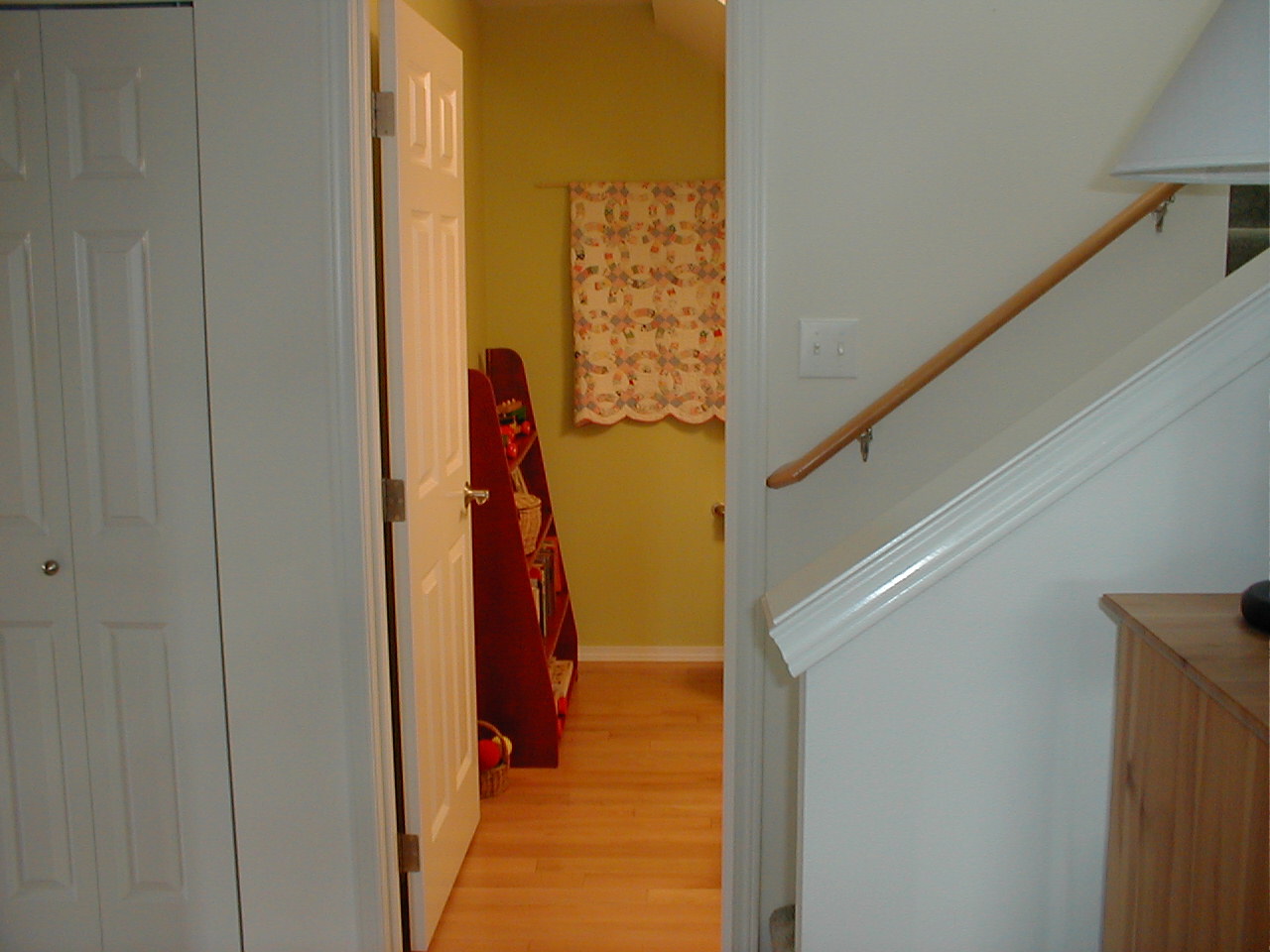 [emma's+quilt+from+hallway.jpg]