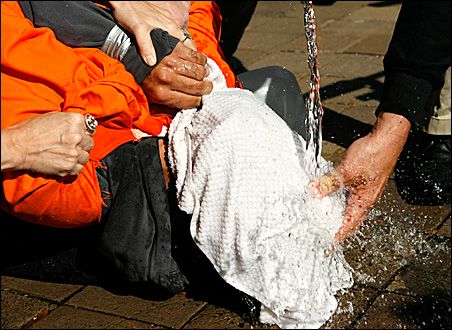 [Waterboarding+demonstration.jpg]