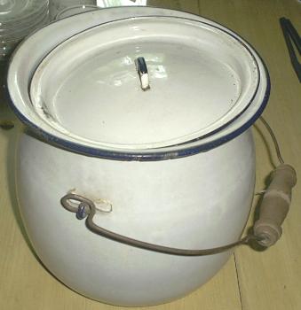 [enamelware_chamber_pot.jpg]
