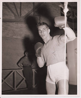 jeudi 4 juin 2015 1950s+boxer+training+athlete+man+masculine+workout+shorts+sweatshirt+vintage+photo