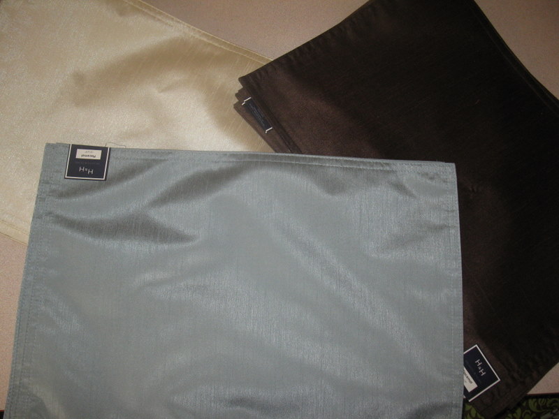 {Dot}{Dot}{Dot} Dollar Tree {DIY} Monongrammed Place mats!