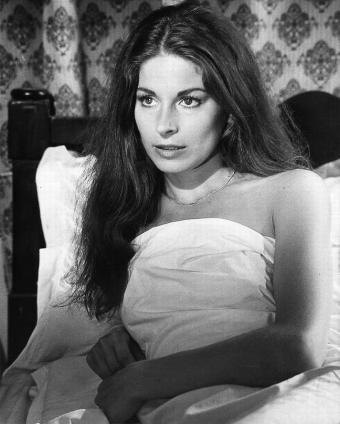 Starlet Showcase: Starlets With No Pants Day #3