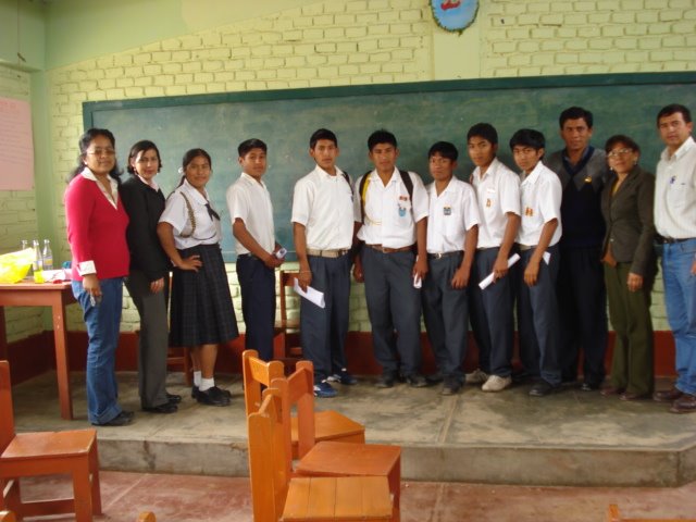 Foto de alumnos y profesores invitados al Concurso interdistrital de matemática (secundaria).