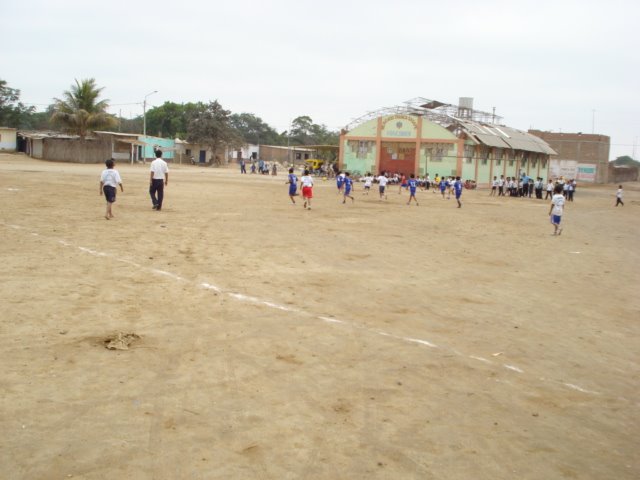 Alumnos de nuestra I.E (Primaria) jugando futbol con sus pares de Tranca Fanupe
